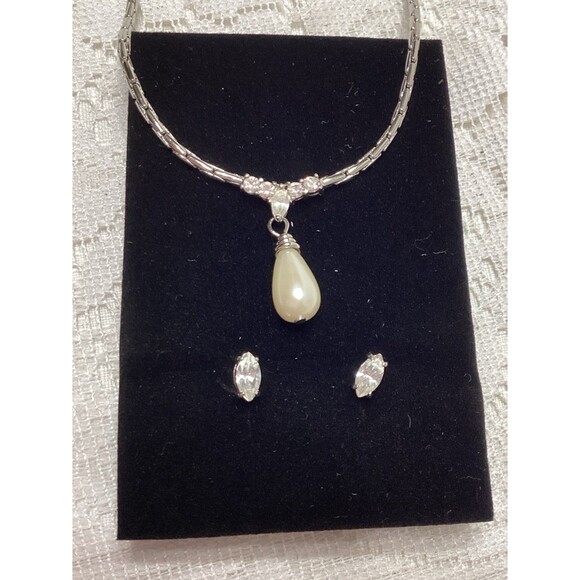 Avon 2000 Pearlesque Teardrop Giftset Necklace & Pierced Earrings New Oldstock - Picture 1 of 9